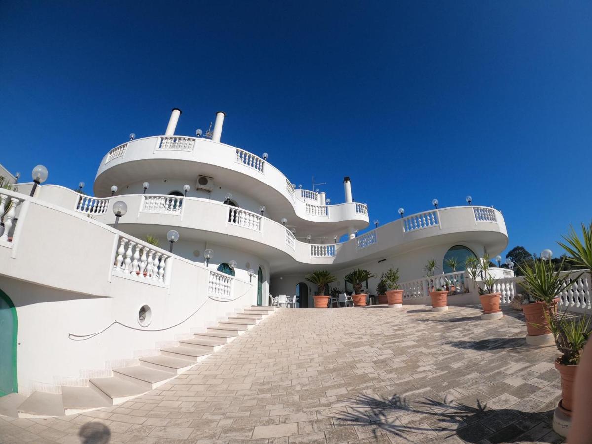 Hotel Falco D'Oro Чистернино Екстериор снимка