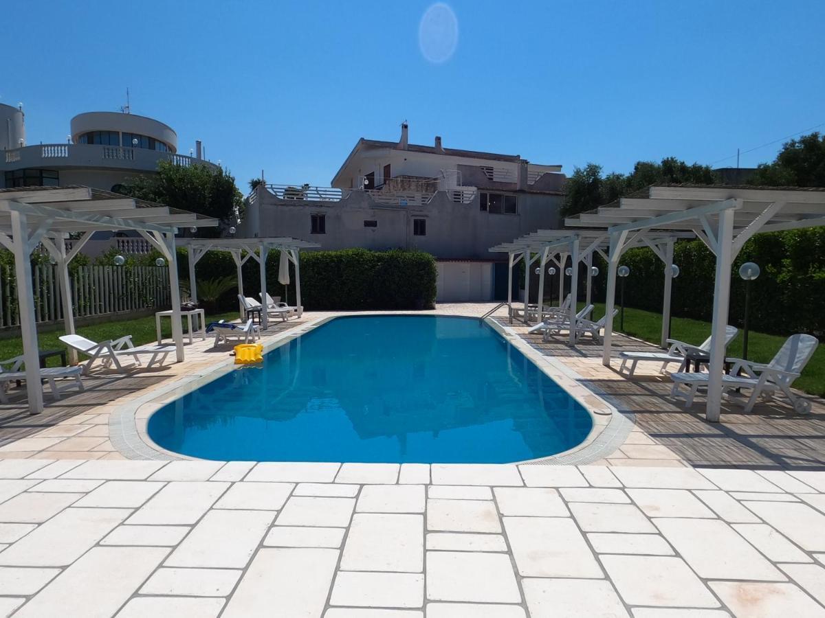 Hotel Falco D'Oro Чистернино Екстериор снимка